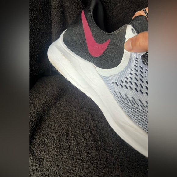 Women's WMNS Zoom Winflo 6 Running Shoe, White Noble Red Black Iced Lilac - Picture 6 of 9